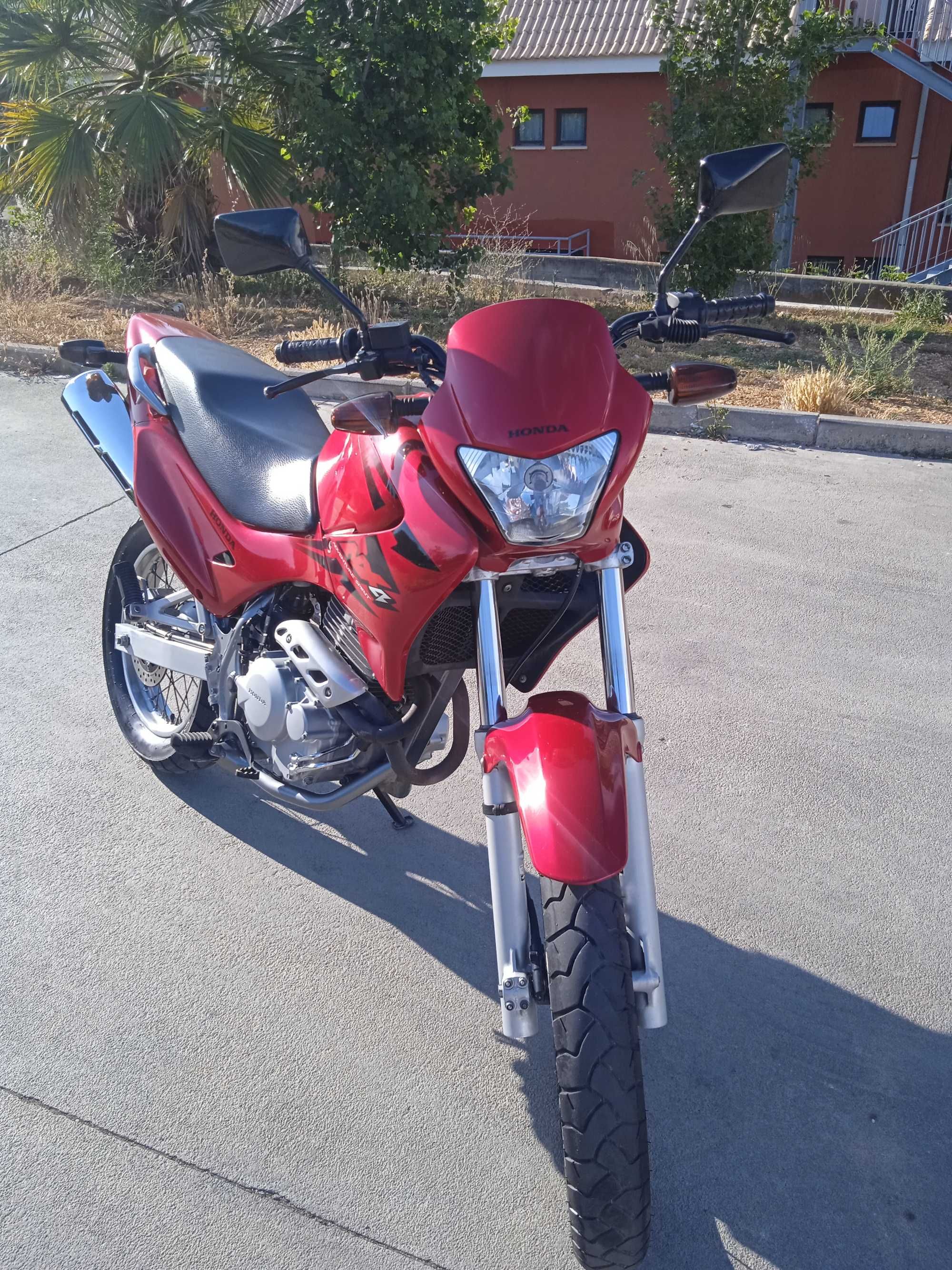 Honda Nx 400 bem estimada