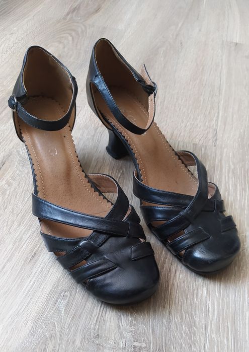 Czarne, skórzane sandały na obcasie