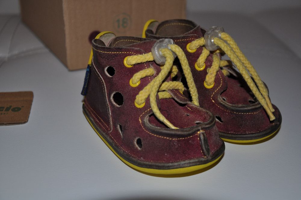 Buty buciki GUCIO trzewiki r.18 wrzos duże dziurki skóra żłobek