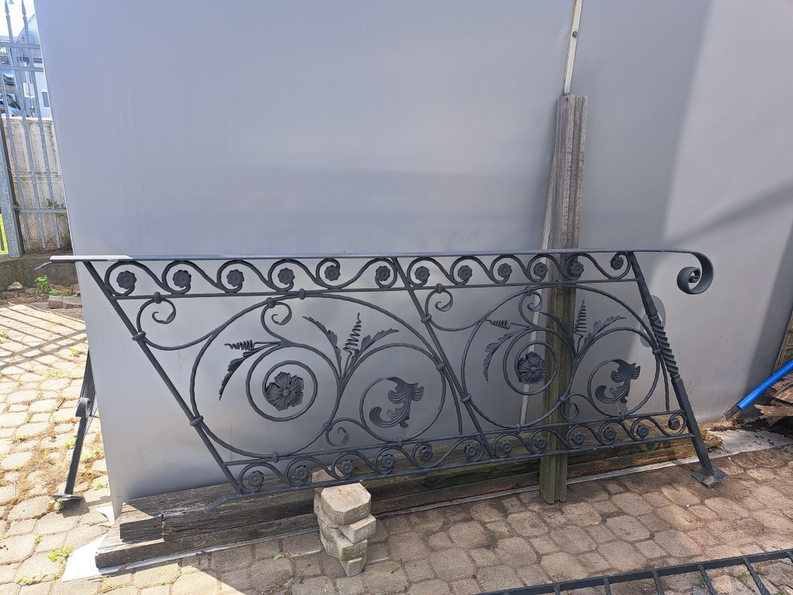 Balustrada schodowa kuta pięknie zdobiona