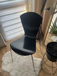 Czarne krzesło drewniane