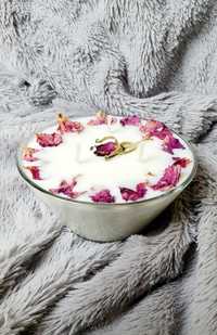 Romantyczna świeca sojowa o zapachu limonki, dekorowana suszoną różą