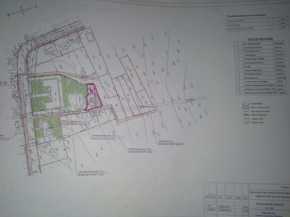 Продам земельну ділянку у центрі с. Дмитрушки.