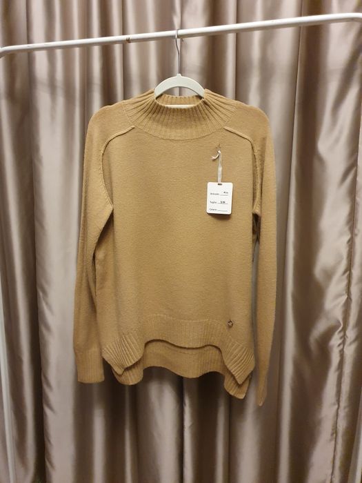 Golf w ciepłym odcieniu beżu