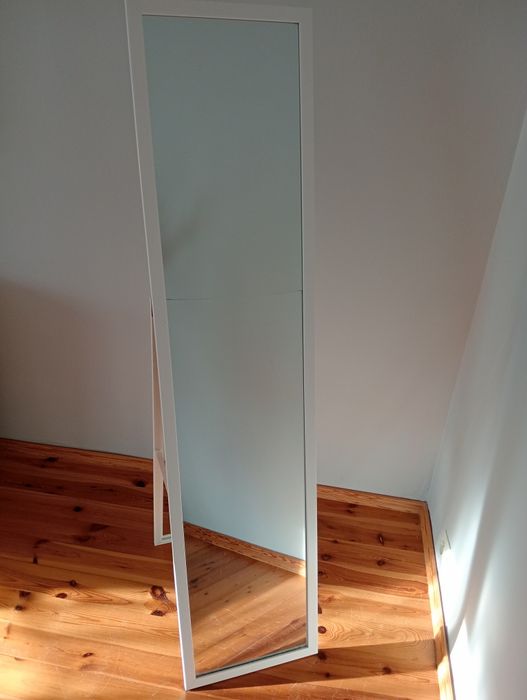 Lustro stojąca pęknięte