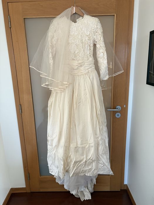 Vestido de noiva com cauda e veu curto