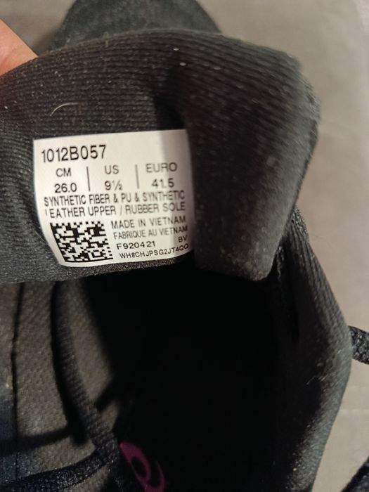 Продам жіночі кросівки в чудовому стані!