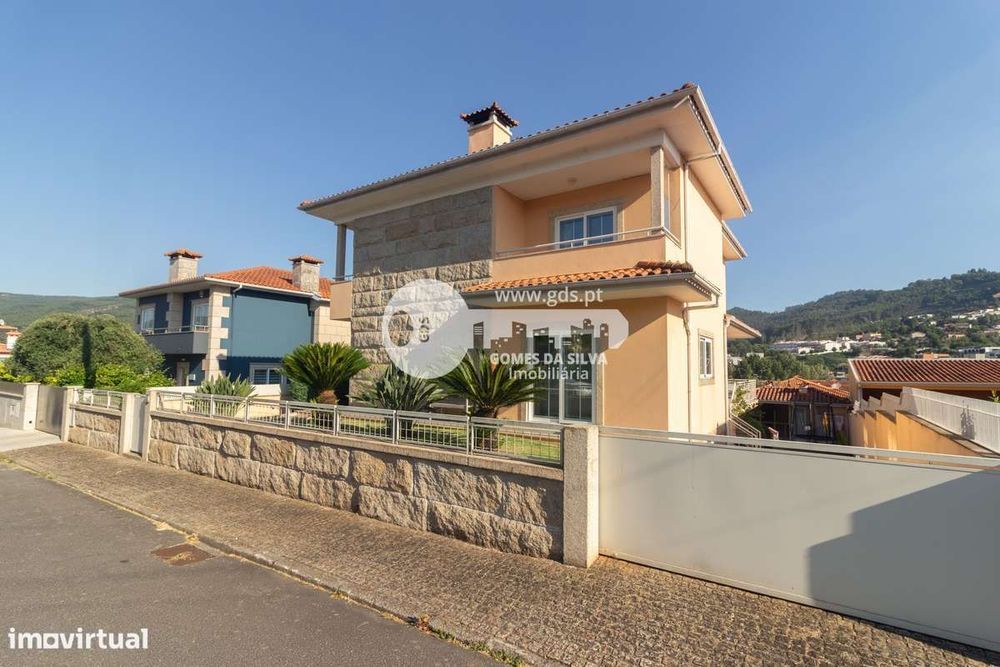 Moradia Individual T4+1 com Jardim e Churrasqueira em Este (São Pedro)