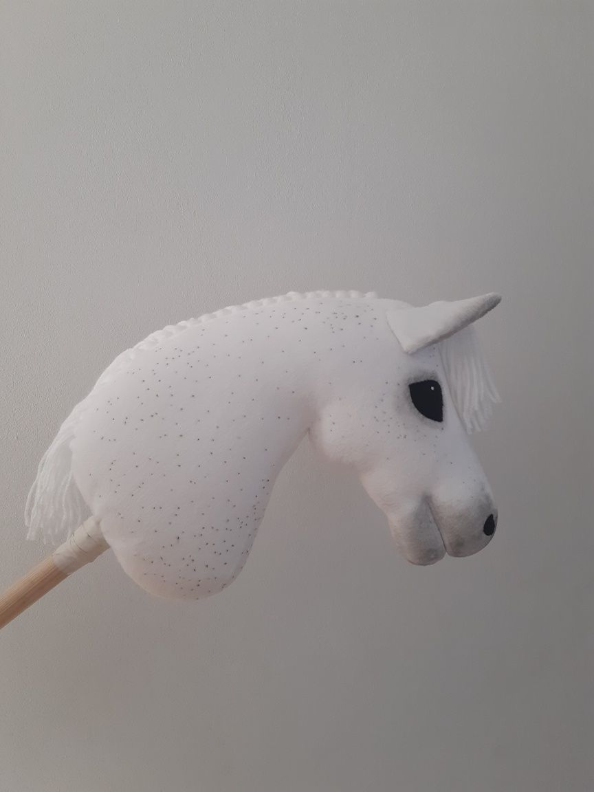 Hobby horse siwy w hreczce