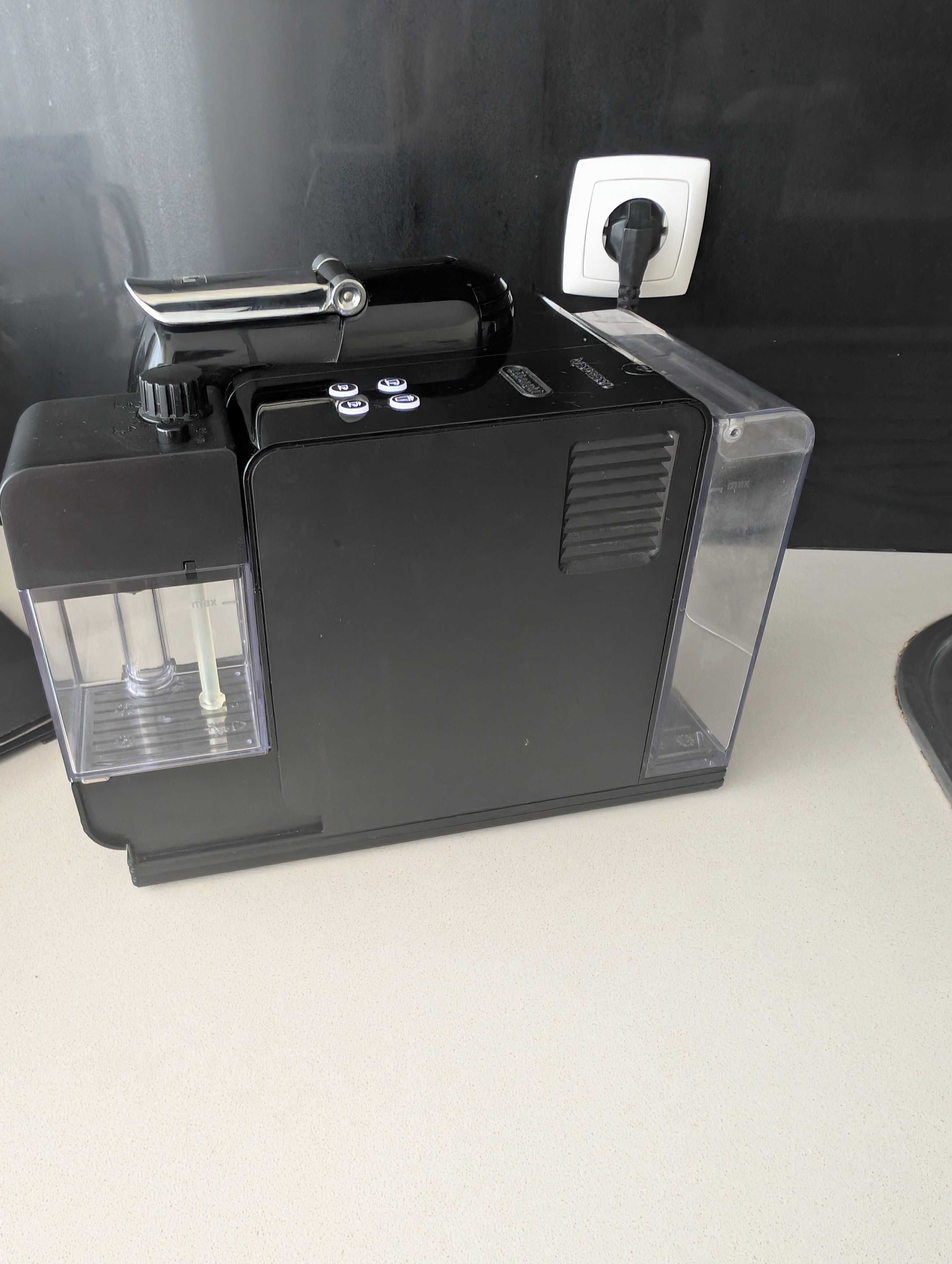 Máquina de Café NESPRESSO Delonghi Latissima