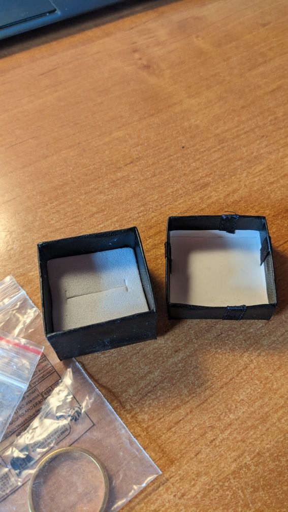 Obrączki ślubne i pudełko zaręczynowe