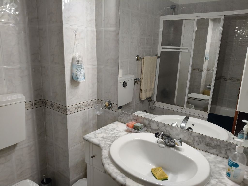 Apartamento T2 com boas áreas , Todo mobilado.