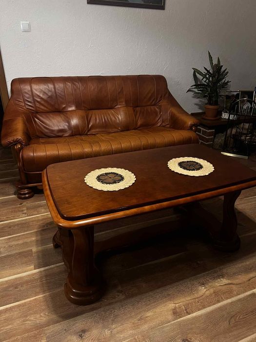 Zestaw skórzana kanapa i drewniany stół