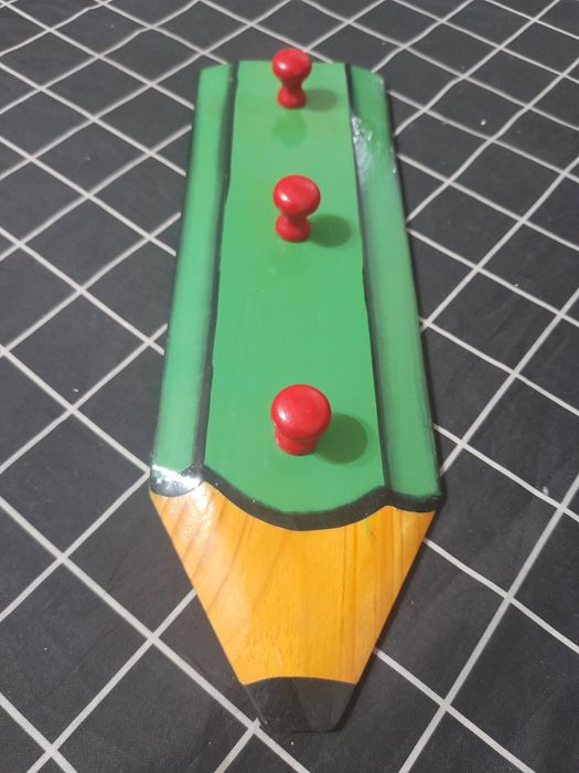 Cabide em forma de lápis