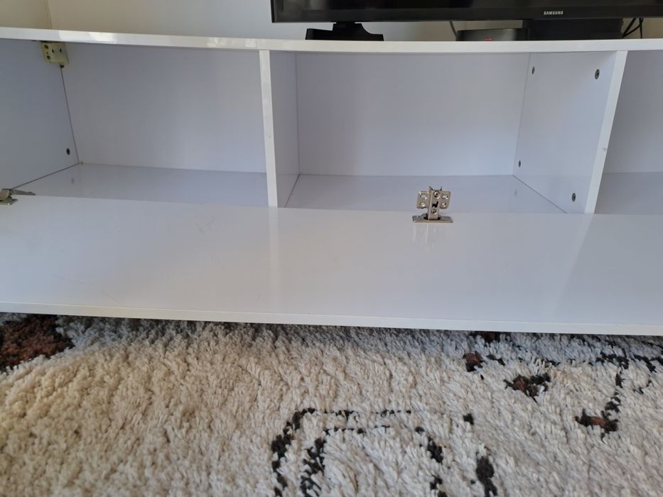 Aparador móvel para tv branco com pés