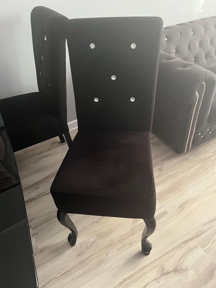 Stół szklany z czterema krzesłami + sofa bez funkcji spania