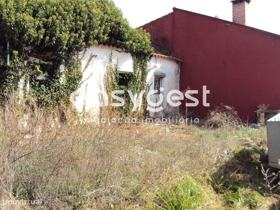 Moradia para remodelar, com logradouro a 15min. de Santarém.