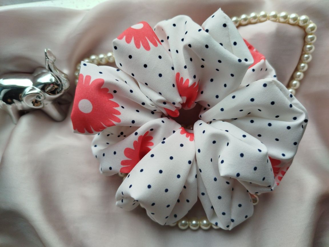 Gumka scrunchie silki biała w czerwone kwiaty i czarne kropki