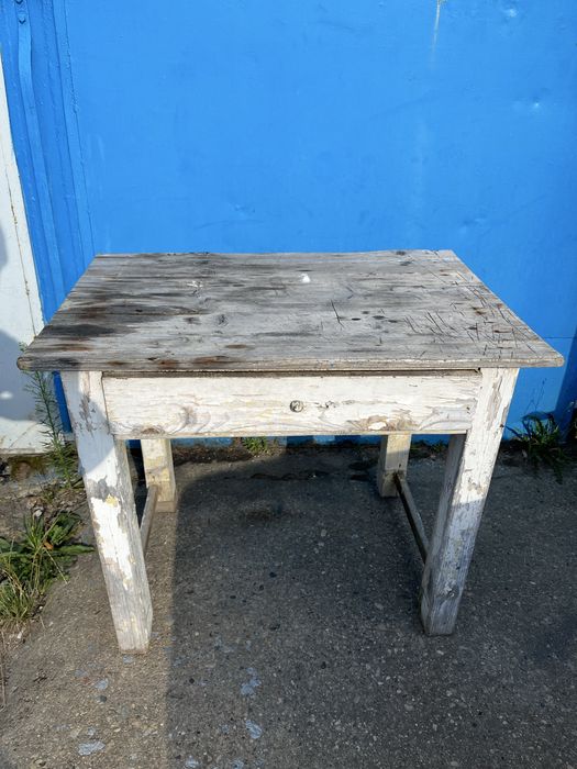 stary stolik drewaniany