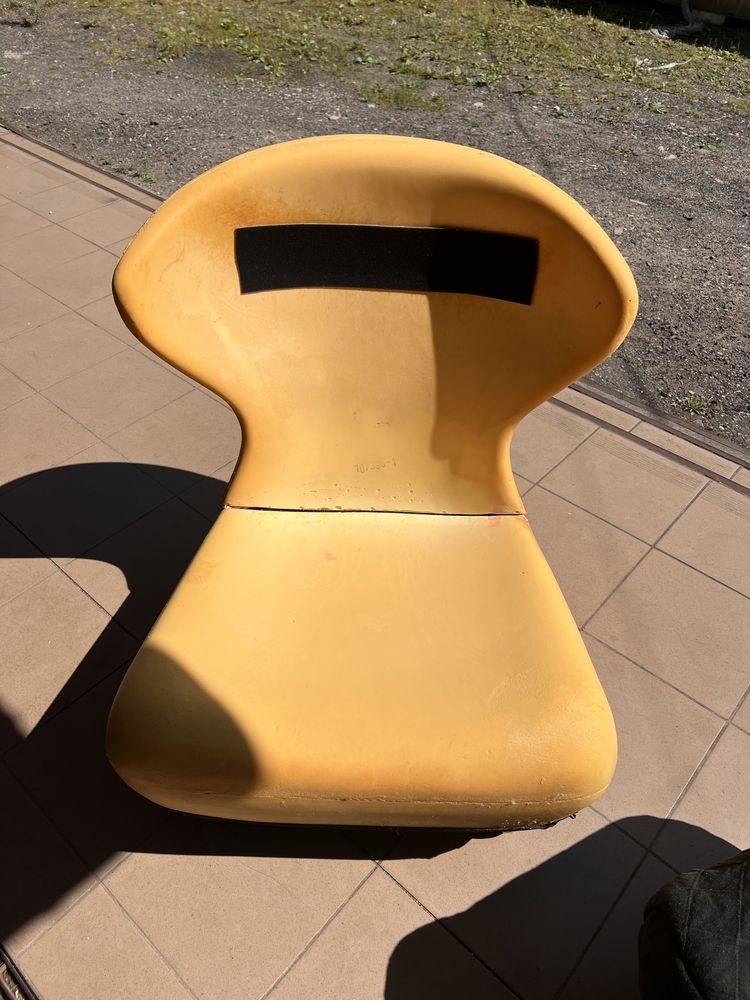 Ligne Roset Femina body Annie Hiéronimus fotel z podnóżkiem