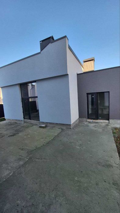 Продаж сучасного будинку в затишній локації.