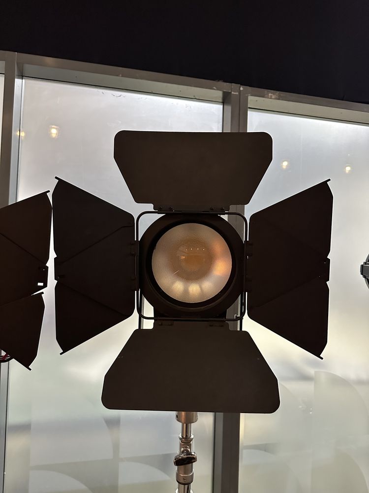 lampy led fresnel Rayzr 7 300w z bateria siwtlo filmowe jak arri