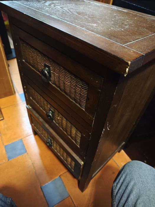 2 camiseiros de madeira com 5 gavetas oferta da mesa de cabeceira 150€