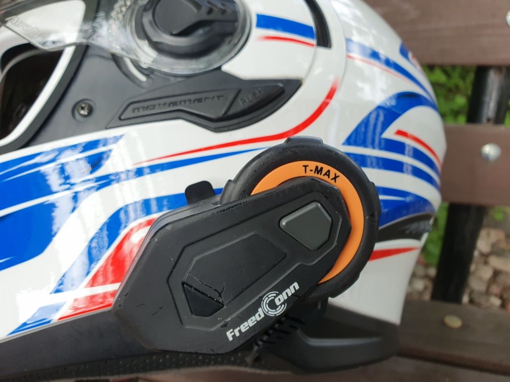 Kask integralny z blendą airoh plus intercom zestaw