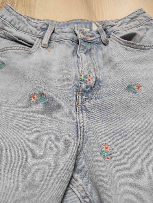 Плотные джинсы Мом, стильные джинсы- багги с вышивкой H&M на 11-12 лет