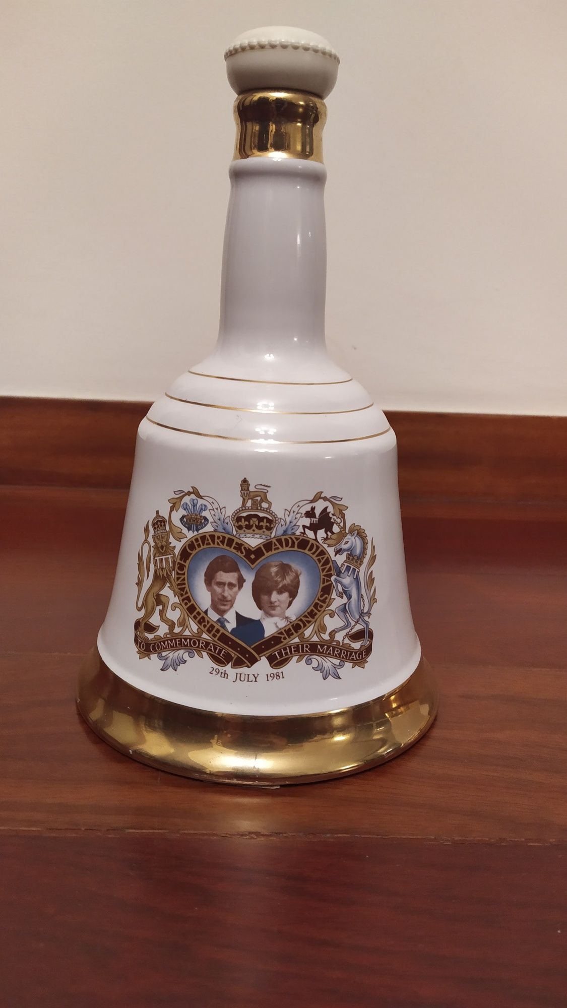 Garrafas de coleção de casamento de Diana e nascimento de William