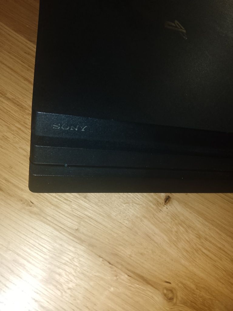 PS4 Pro 1TB + pad SteelShock 4 V2 + 4 gry – 650 zł