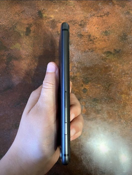 Продам Айфон 8