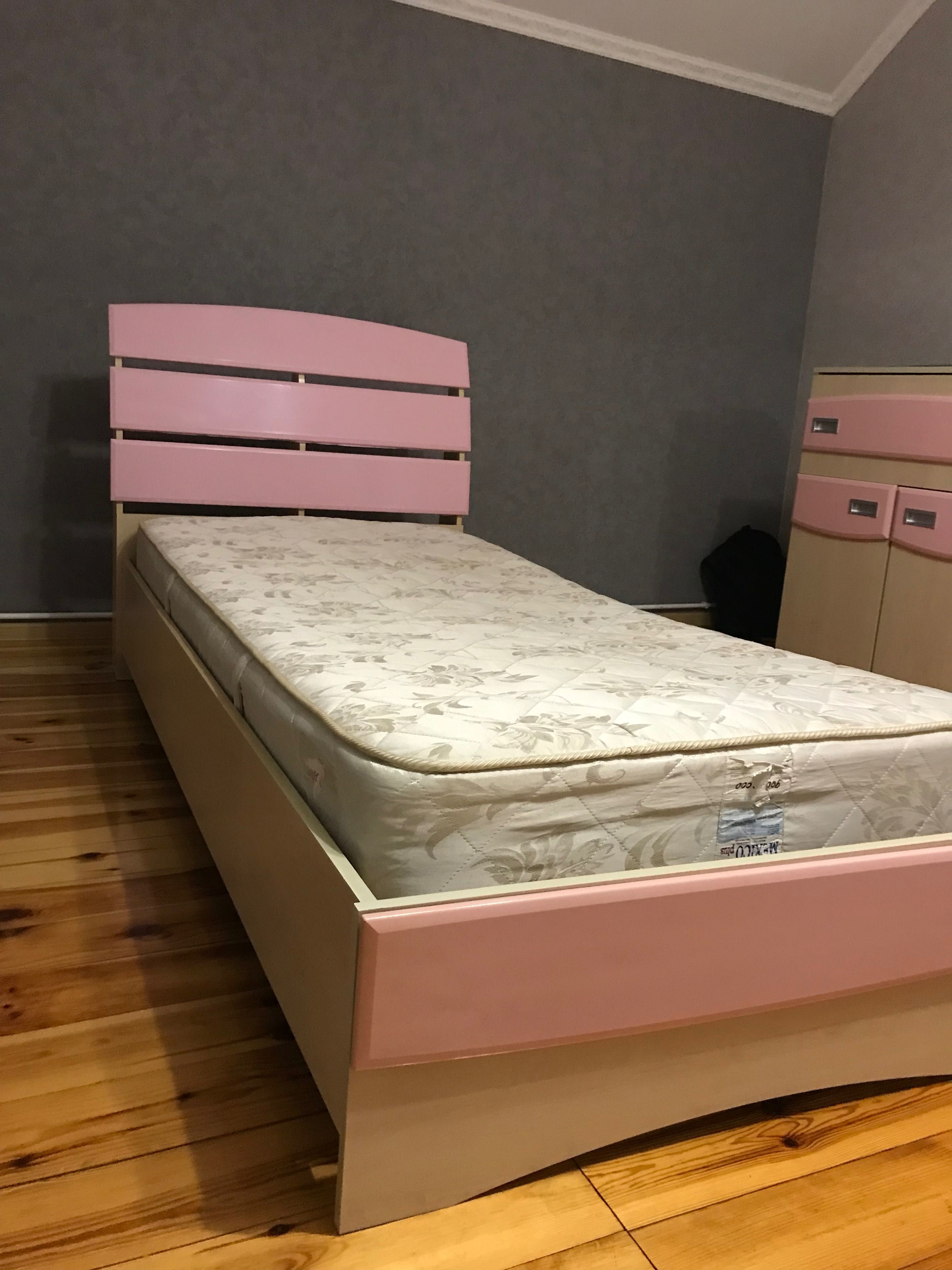Спальне ліжко з матрасом , комод та приліжкові тумби