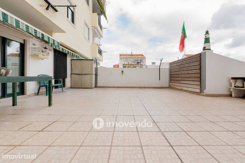 Apartamento T3 com terraço de 75m² e garagem, no centro de Alcochete