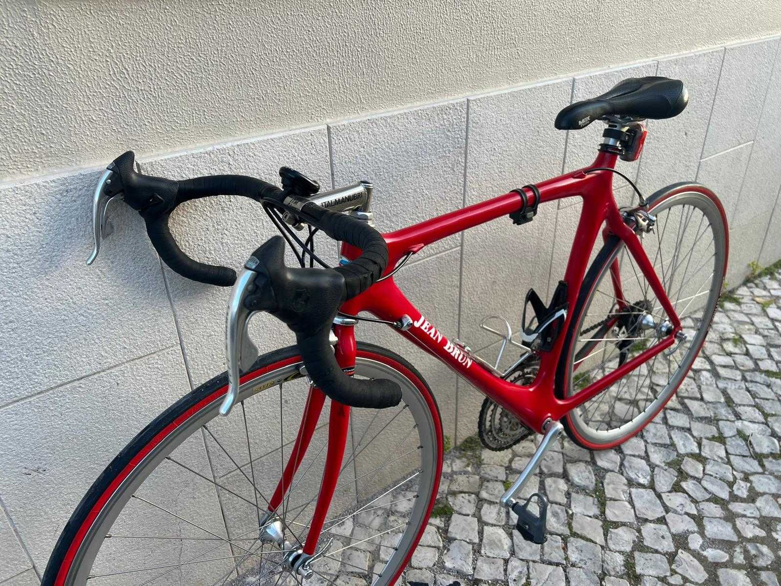 Bicicleta de estrada em Carbono.