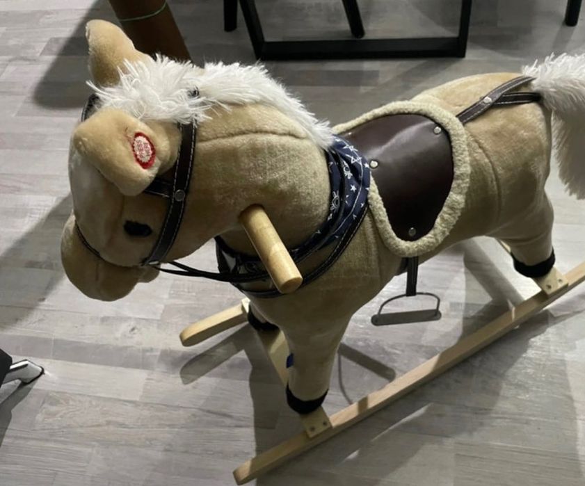 Interaktywny koń na biegunach