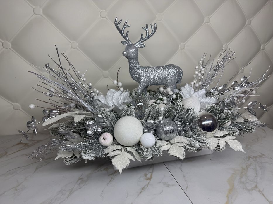 Різдвяна композиція зі штучних квітів