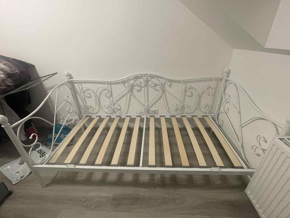 Łóżko białe metalowe