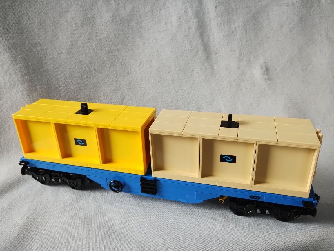 LEGO train, pociąg towarowy, wielki wagon kolejowy z kontenerami