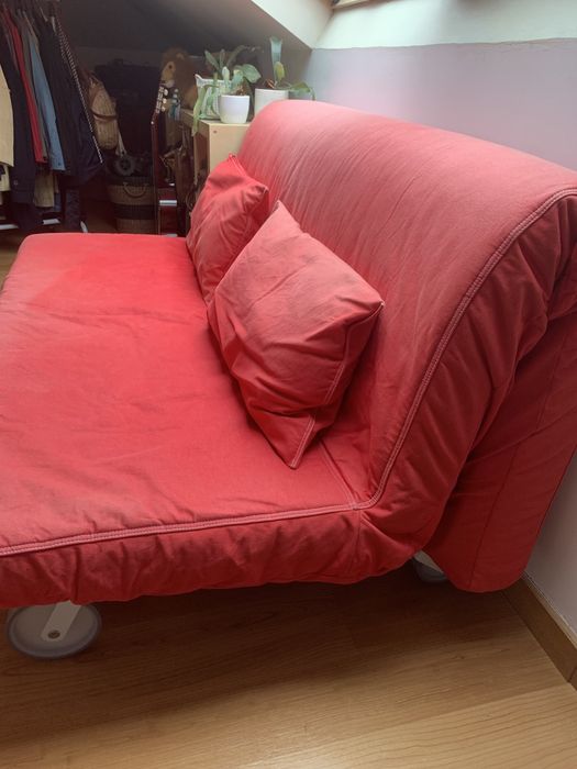 Sofa cama com duas almofadas