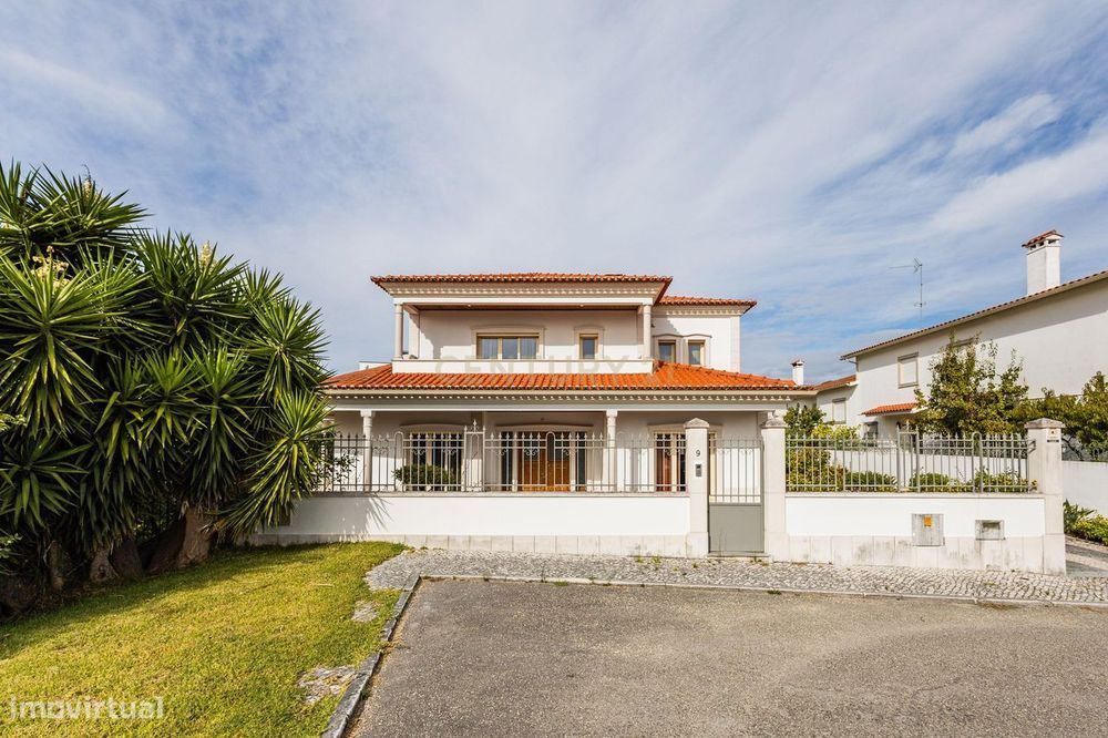 Moradia Exclusiva com Piscina, Jardim e Áreas Amplas