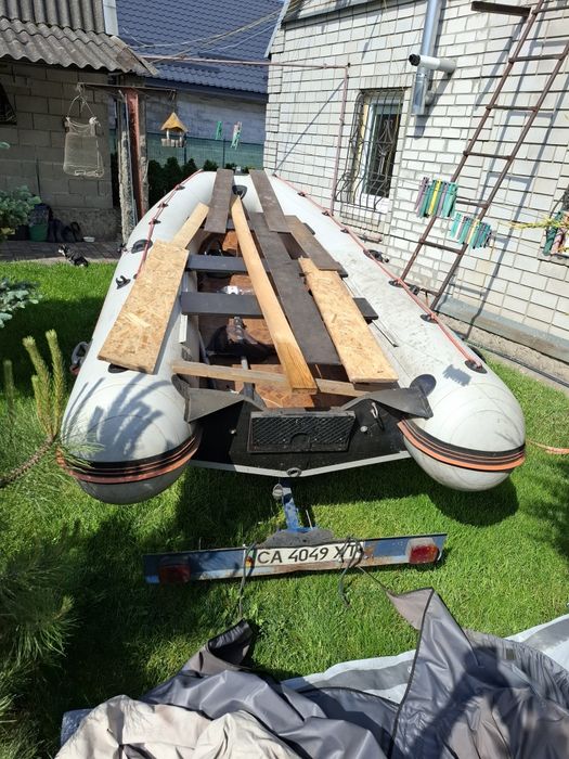 Лодка  колібрі с мотором меркурій 15 с лафетом