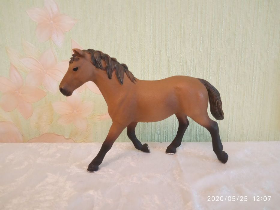 Продам фігурки коней