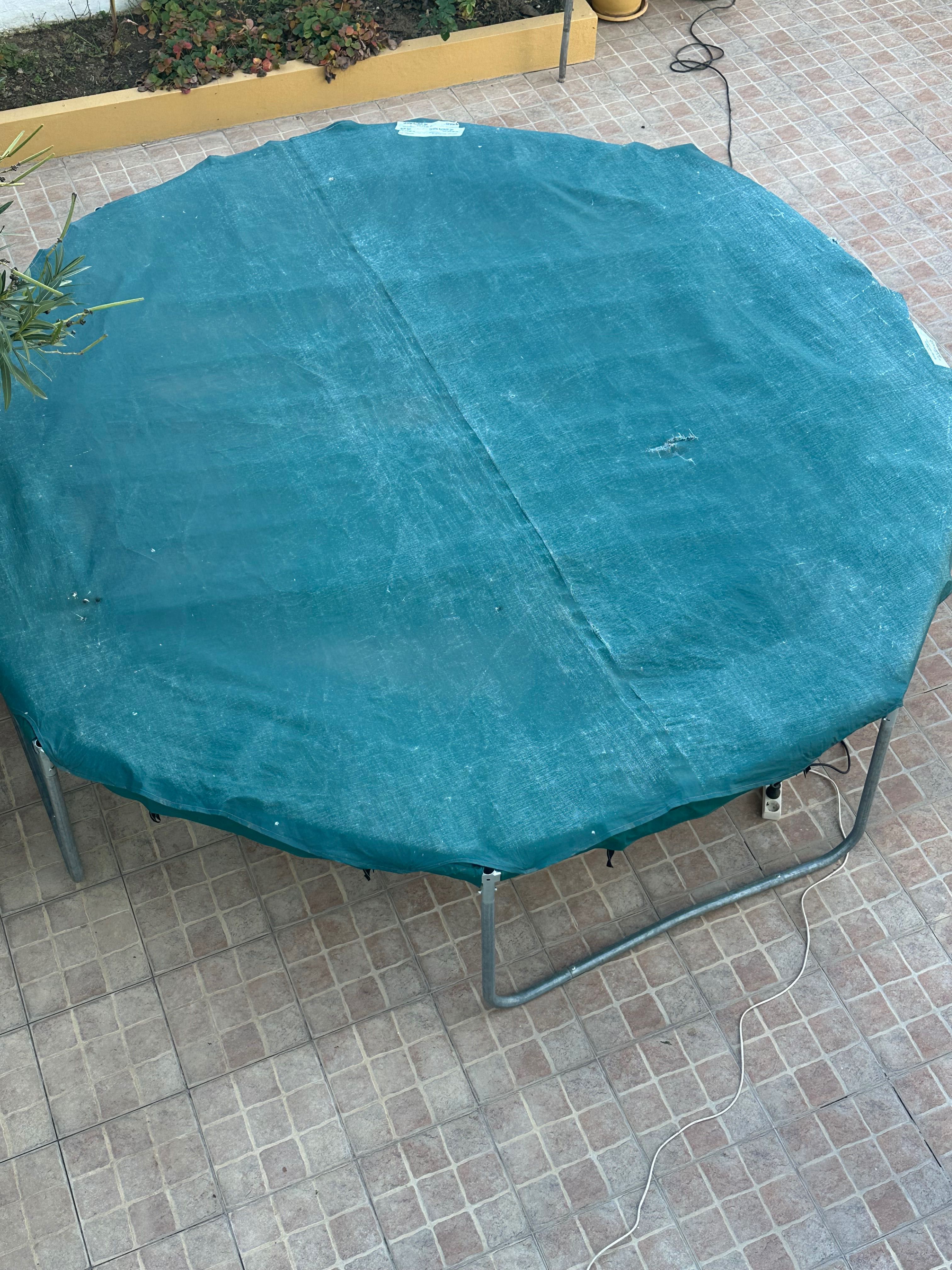 Trampolim praticamente novo
