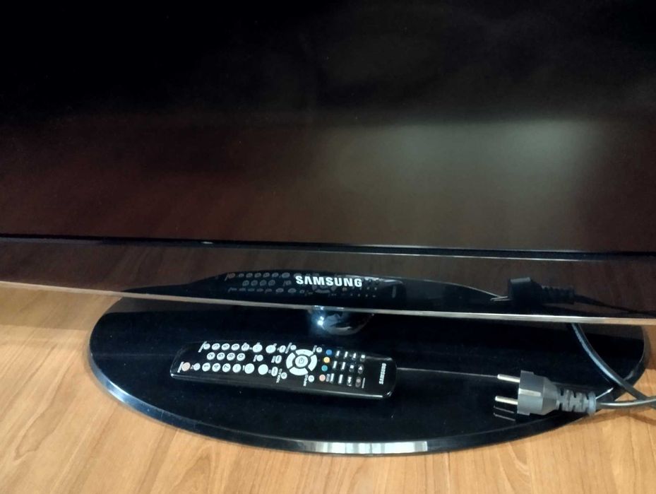 Телевизор Самсунг 37" Samsung LE37A450C2XUA разбита матрица.