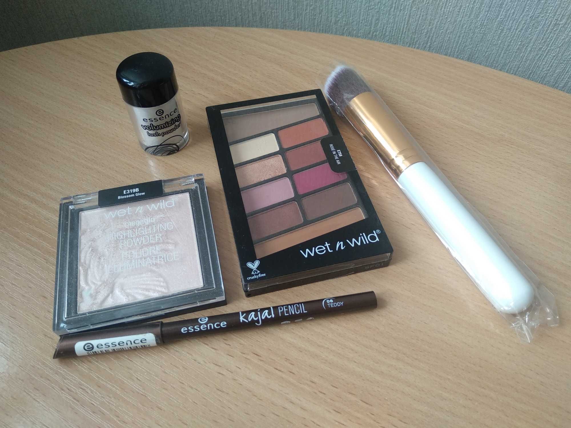 Zestaw kosmetyków Wet N Wild paleta cieni pędzle Essence