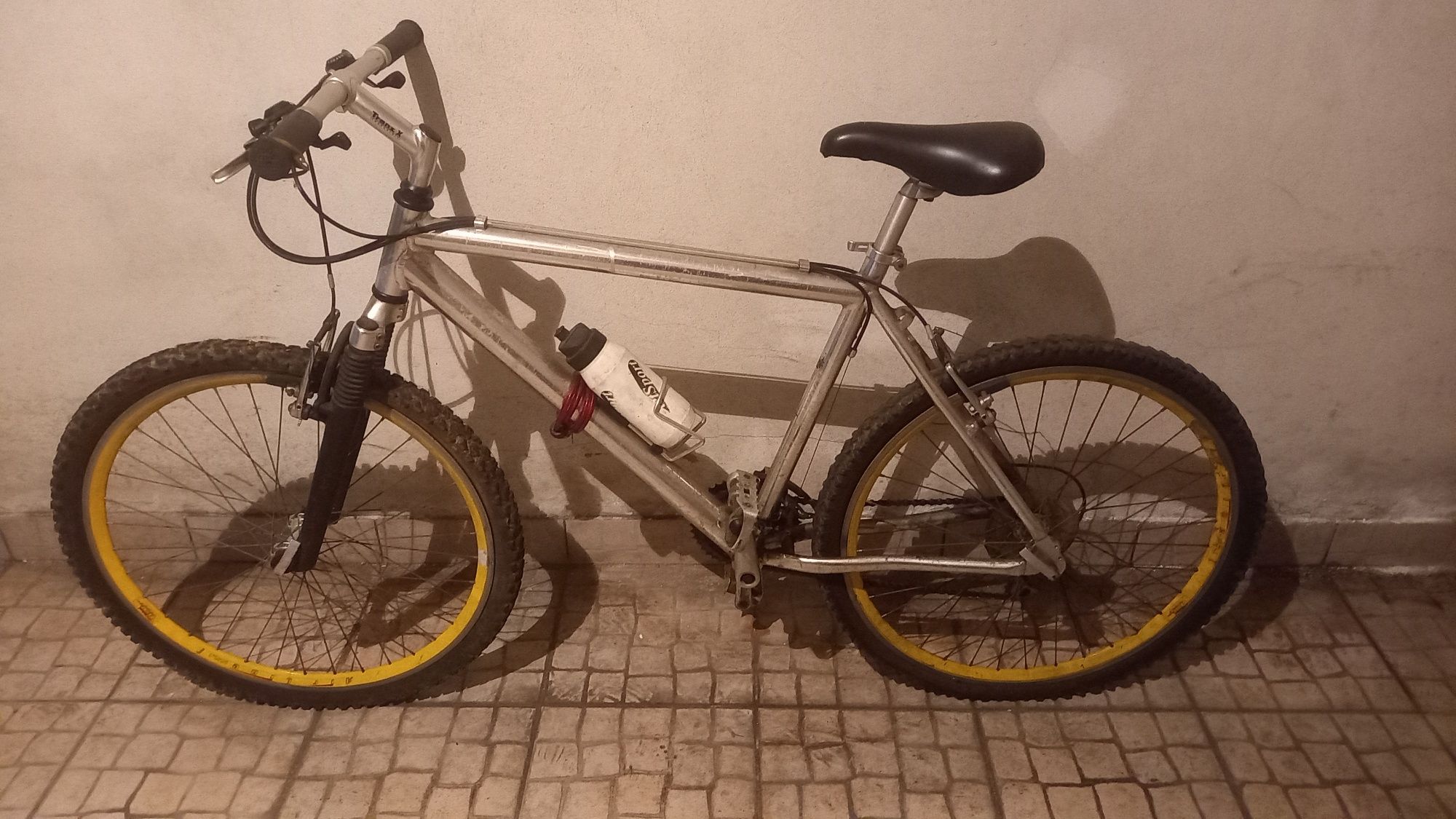 Bicicleta montanha para desocupar