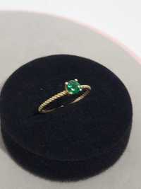 Złoty pierścionek z małym oczkiem zielonym