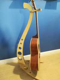 Drewniany stojak na gitarę