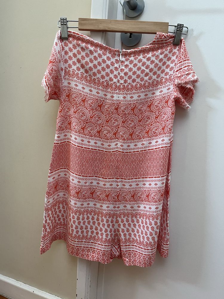 Macacão de criança laranja e branco da Zara